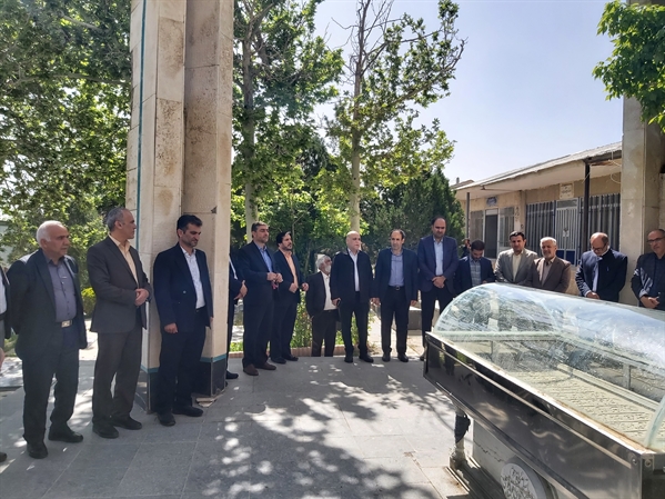  غبار روبی و عطر افشانی مزار شهدای همدان  به مناسبت هفته حج انجام شد